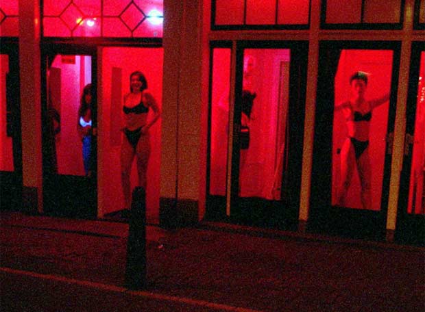 Prostitutes a uns aparadors del barri Roig d'Ànsterdam, capital d'Holanda, on la prostitució és legal