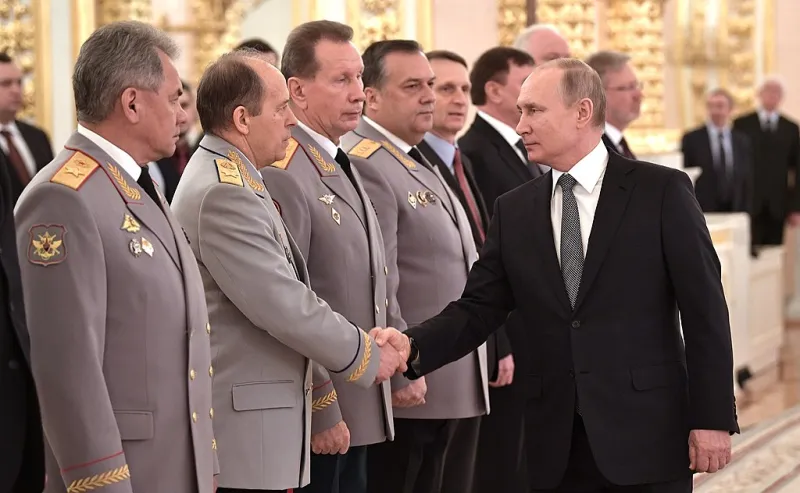 Prigozhin. Putin saludant a militars