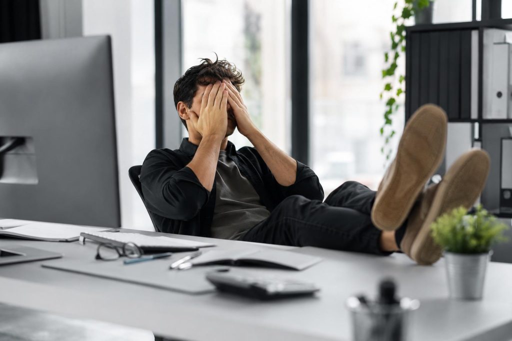 Por qué los jóvenes tienen más bajas laborales